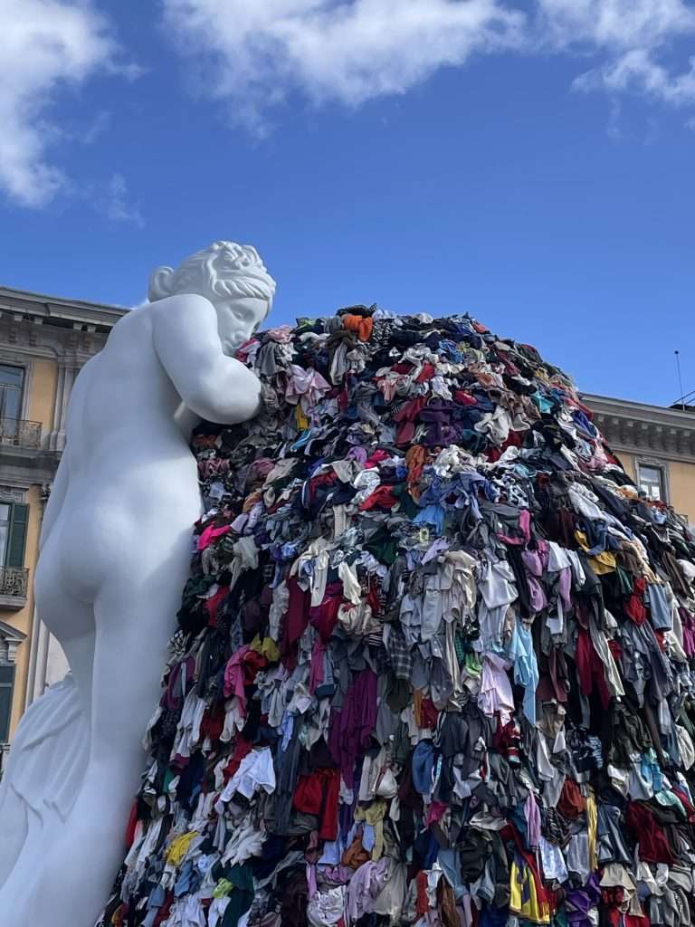 La Venere degli Stracci di Michelangelo Pistoletto. Piazza Municipio a Napoli