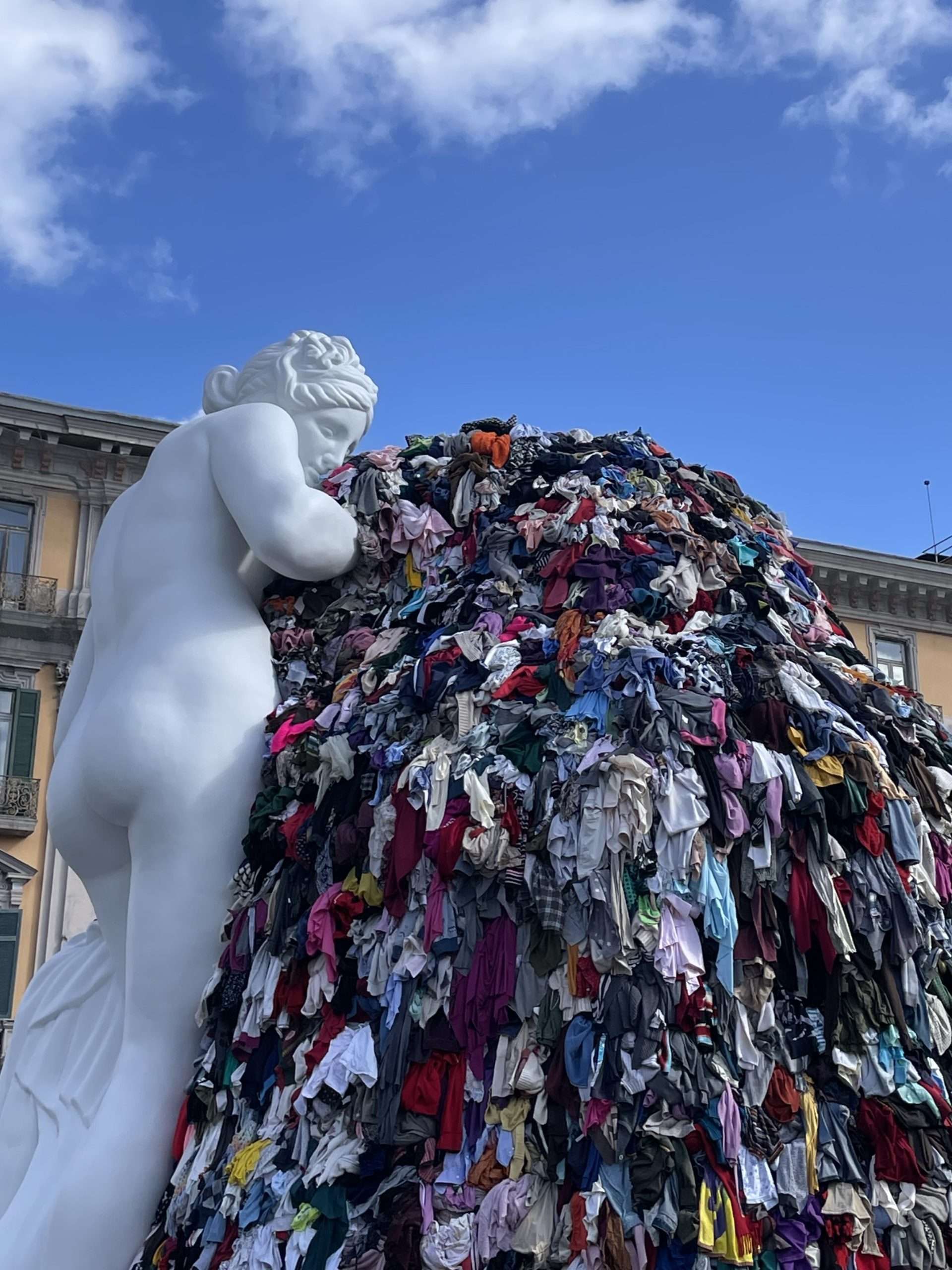 La Venere degli Stracci risorge dalle sue ceneri e riaccende il dibattito: ascoltiamo i cittadini