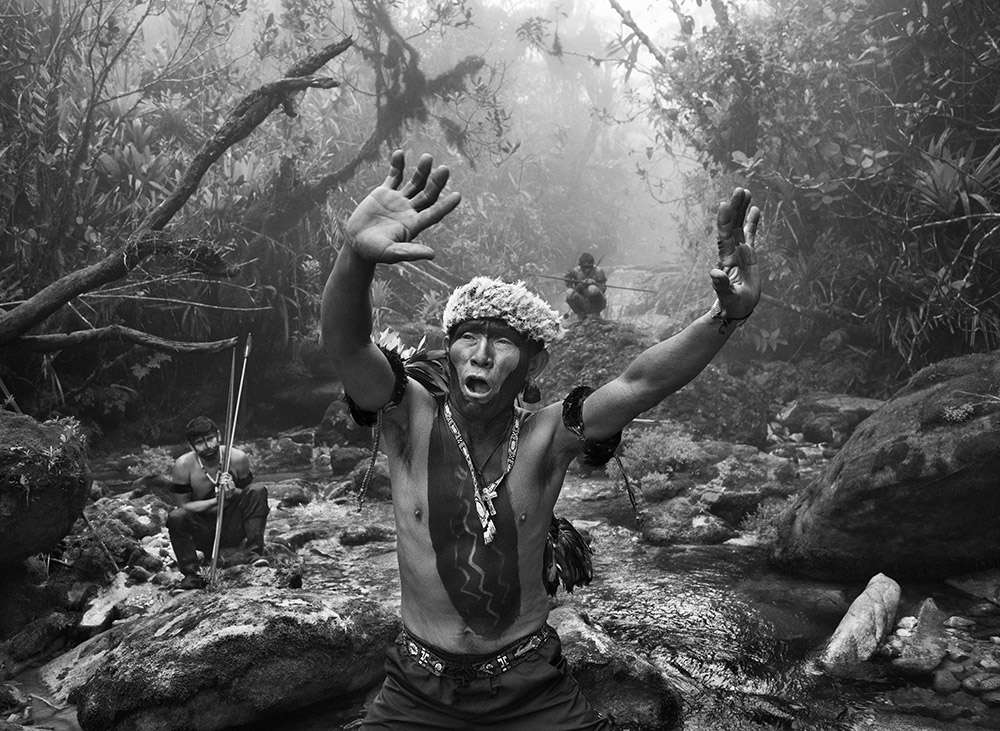 Salgado - Sciamano Yanomami dialoga con gli spiriti prima della salita al monte